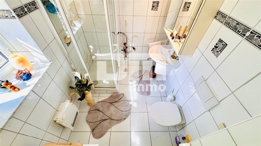 Ein- Zweifamilienhaus mit Innenhof, Balkon, Dachterrasse + Garage und zusätzliche Nutzflächen - KG Badezimmer / Dusche